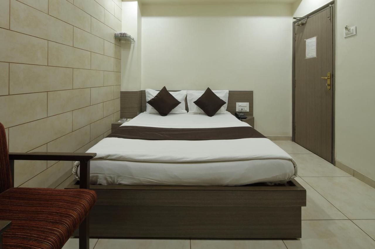 Hotel Good Night Ahmadábád Kültér fotó